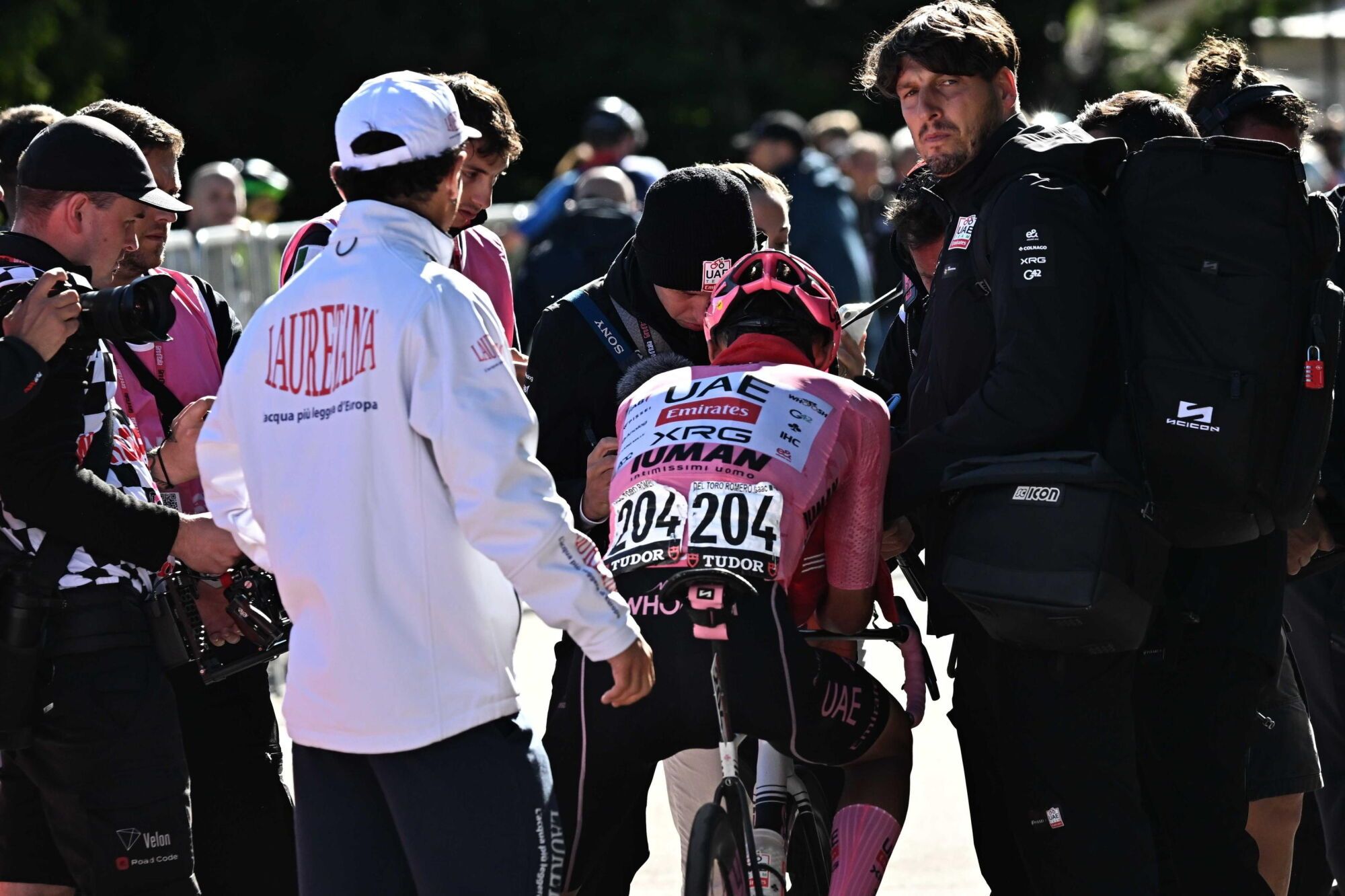 SAN VALENTINO (Italy), 27/05/2025.- Mexican rider Isaac Del Toro Romero of UAE Team Emirates XRG wearing the overall leader's pink jersey, arrive to the start for the 16th stage of the 108 Giro d'Italia 2025, cycling race over 203 km from Piazzola sul Brenta to San Valentino, Italy, 27 May 2025. (Ciclismo, Italia) EFE/EPA/LUCA ZENNARO