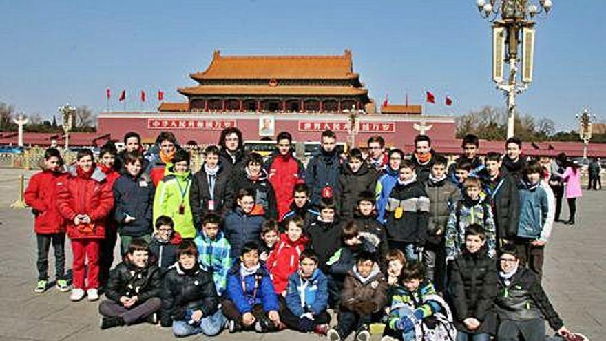 Els nois de l&#039;Escolania en una imatge del seu viatge a la Xina