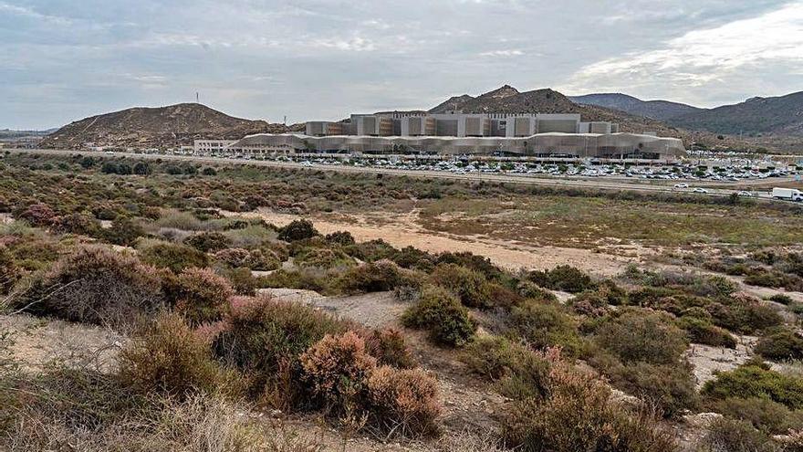 La parcela se encuentra frente al Santa Lucía.