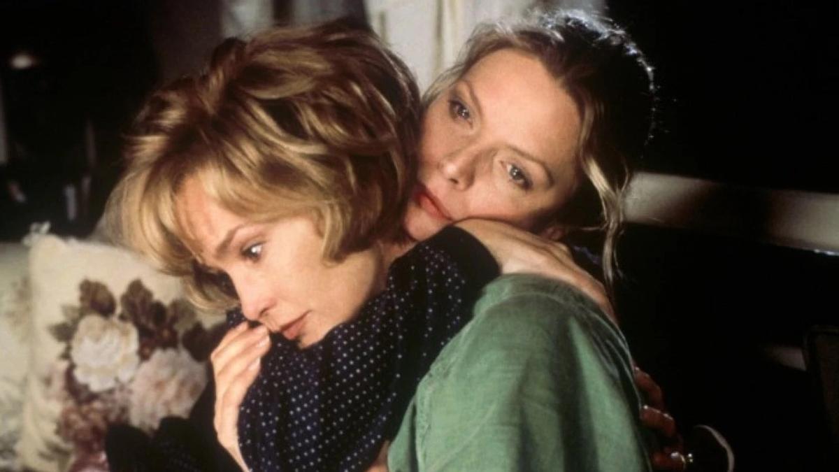 Jessica Lange y Michelle Pfeiffer, en un fotograma de la acpatación al cine de la novela 'Heredarás la tierra'.