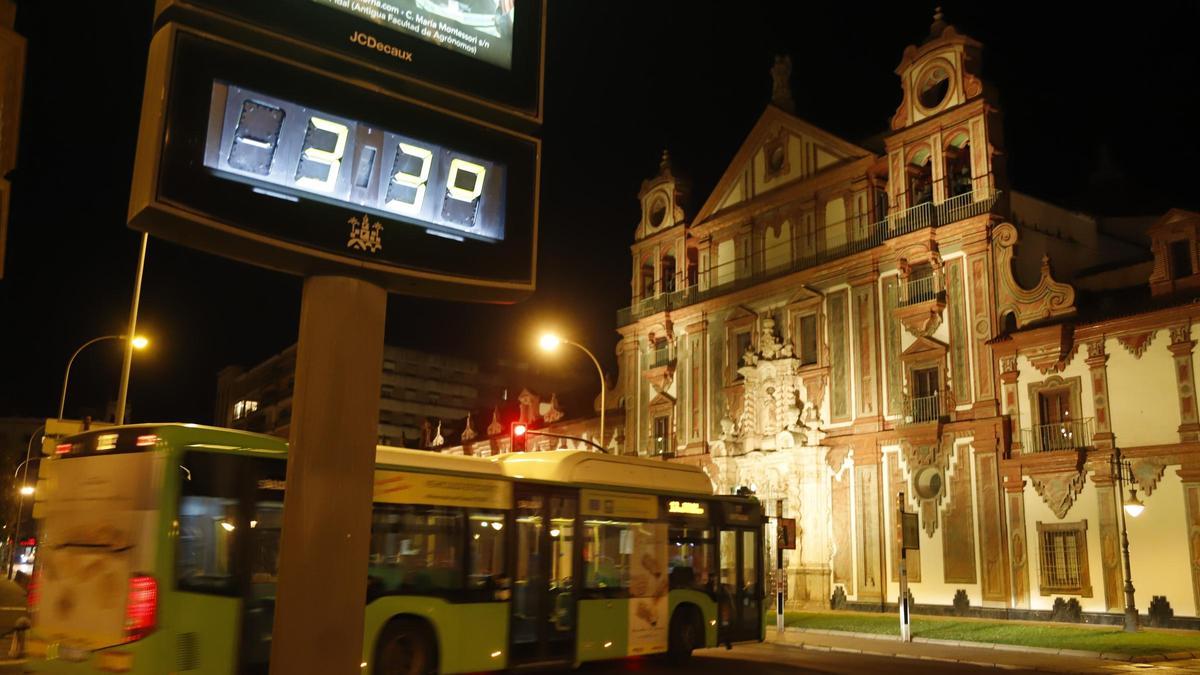 Un termómetro urbano marca la temperatura en una calurosa noche cordobesa.