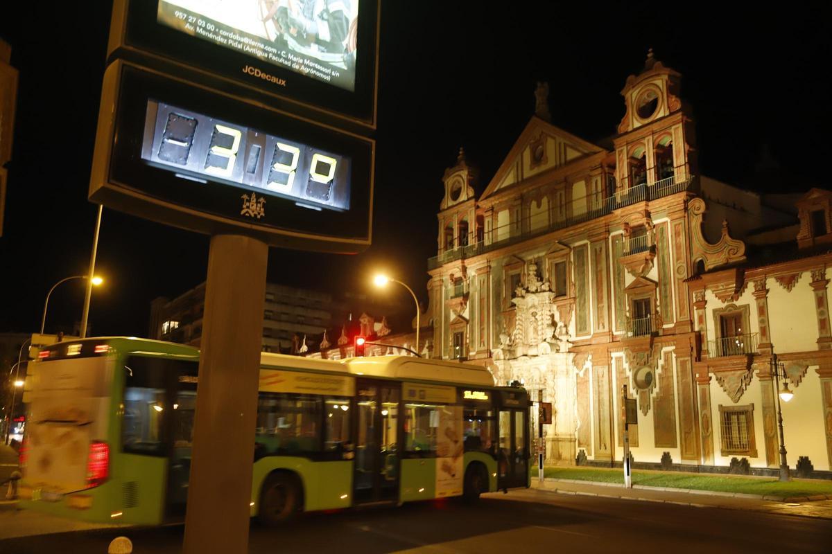 Un termómetro marca la temperatura de las calurosas noches cordobesas.