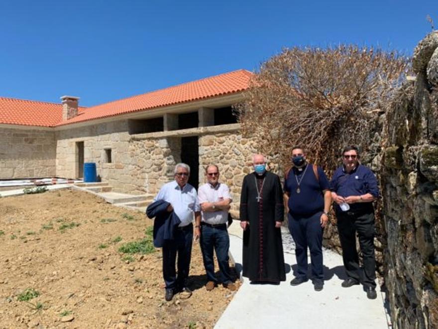 La visita del arzobispo a las obras de la casa rectoral, el pasado verano.