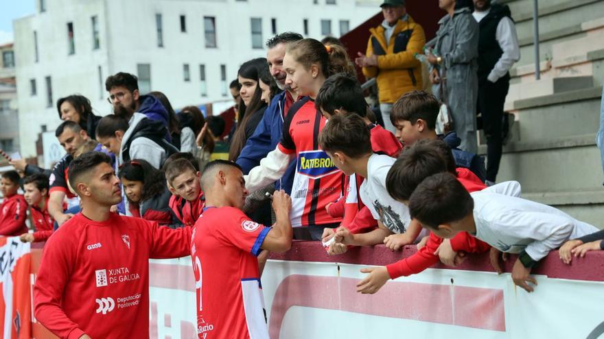 Óscar Varela, en segundo término, tras el último partido de la pasada campaña.