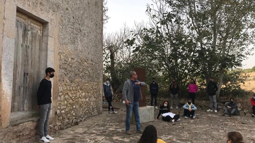 Alumnos del IES de Porreres visitaron los trabajos de exhumación.