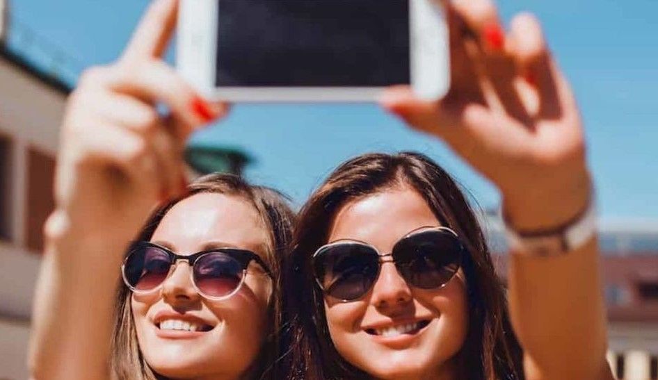 Dos jóvenes se hacen un selfi durante las vacaciones