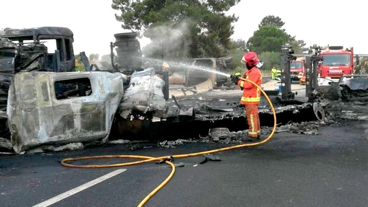 Bomberos sofocan un incnedio en la A-49.