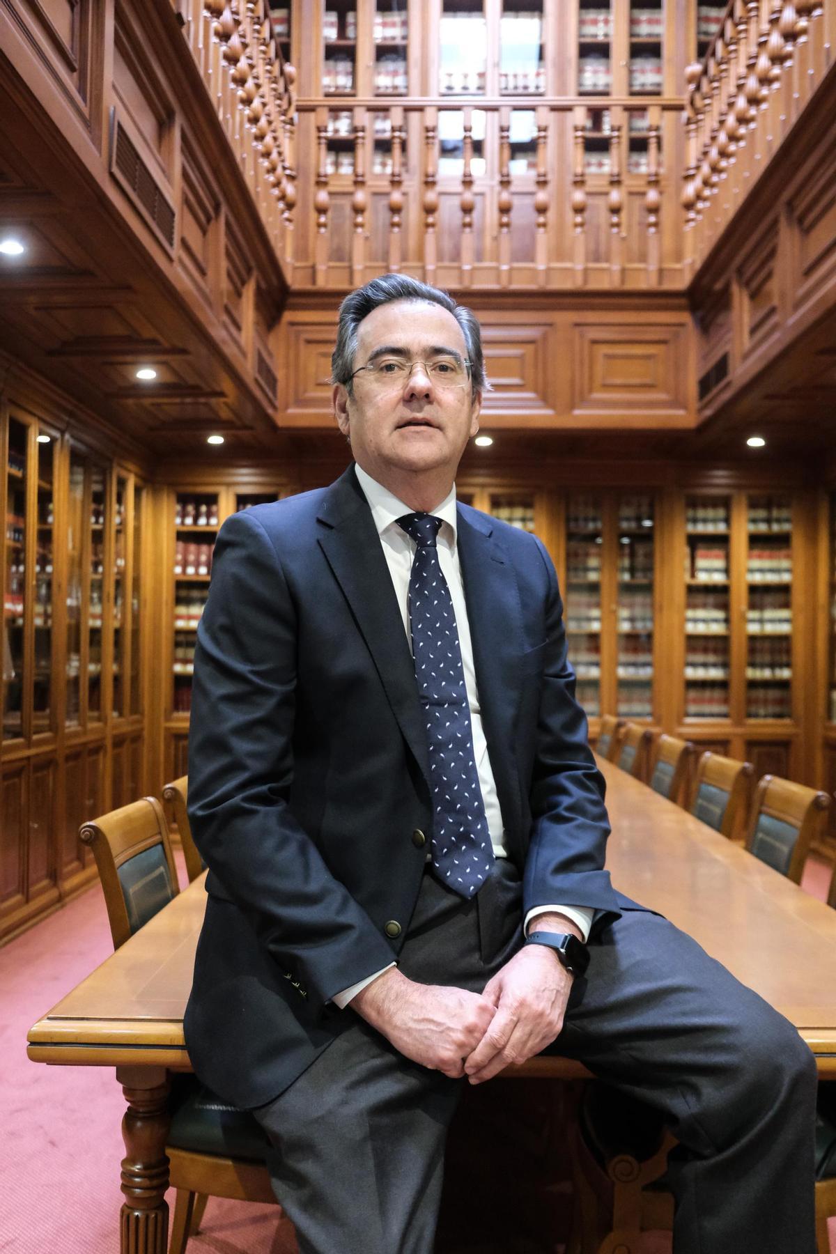 El decano de los abogados de Elche ha cumplido un año al frente del colectivo ilicitano