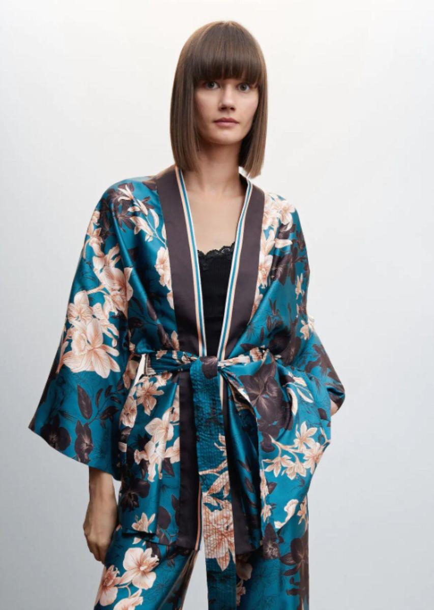 Kimono con estampado de flores, de Mango