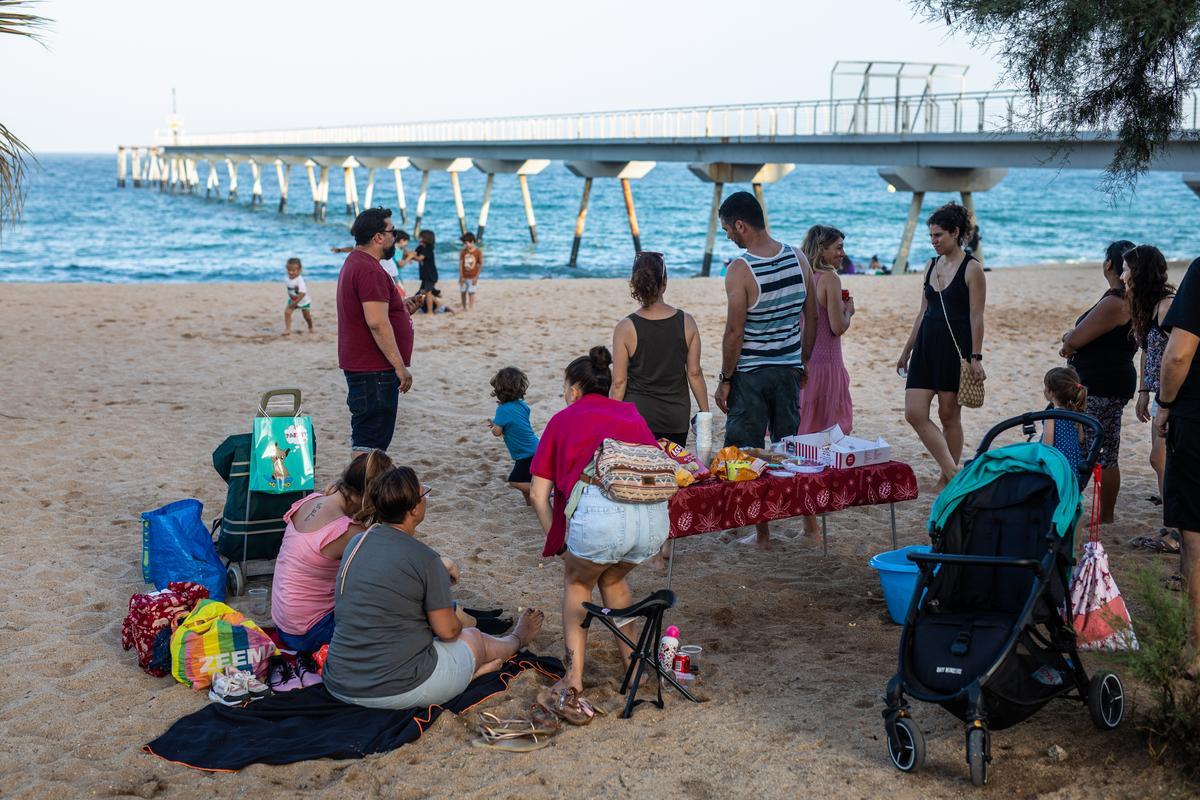 Albiol sanciona la «música molesta» i l’acampada a la platja de Badalona: ¿què més no s’hi pot fer?