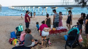 Albiol sanciona la «música molesta» i l’acampada a la platja de Badalona: ¿què més no s’hi pot fer?