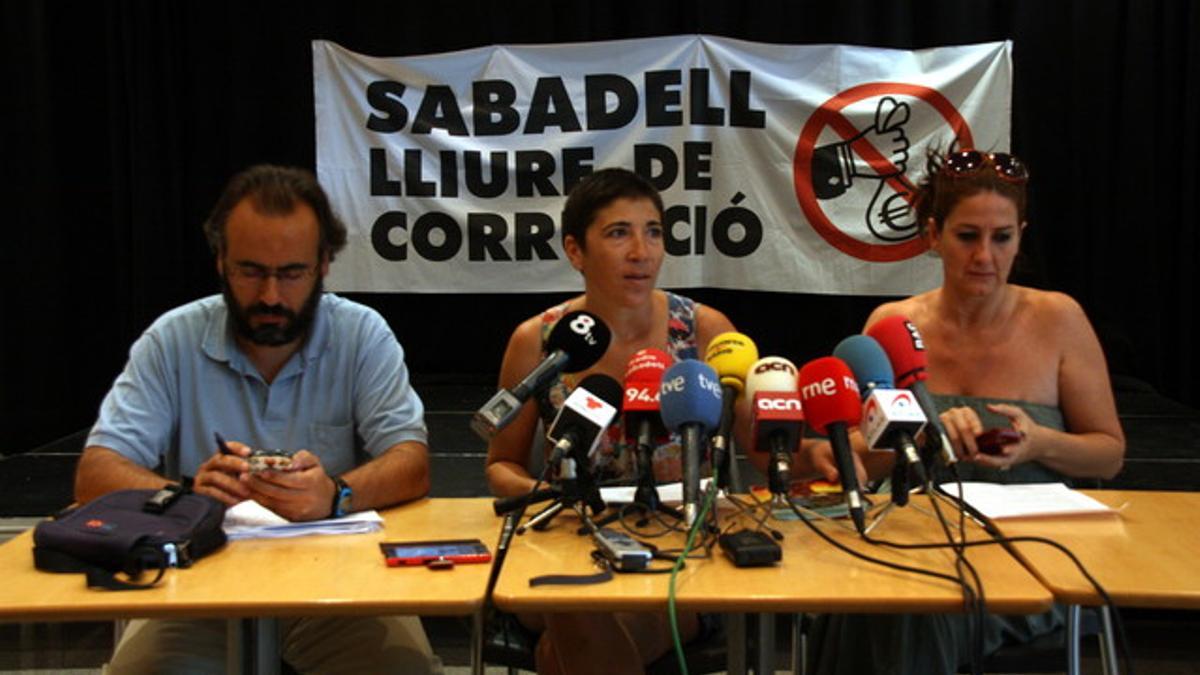 El abogado Raúl García y las portavoces de la plataforma Mariona Aspachs y Elvi Màrmol.