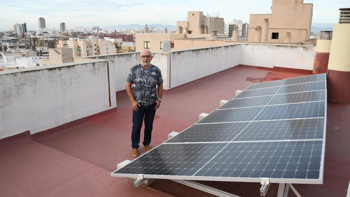 Un vecino de la urbanización Parque Lidón muestra la instalación fotovoltaica en la azotea del bloque en altura de 14 viviendas.