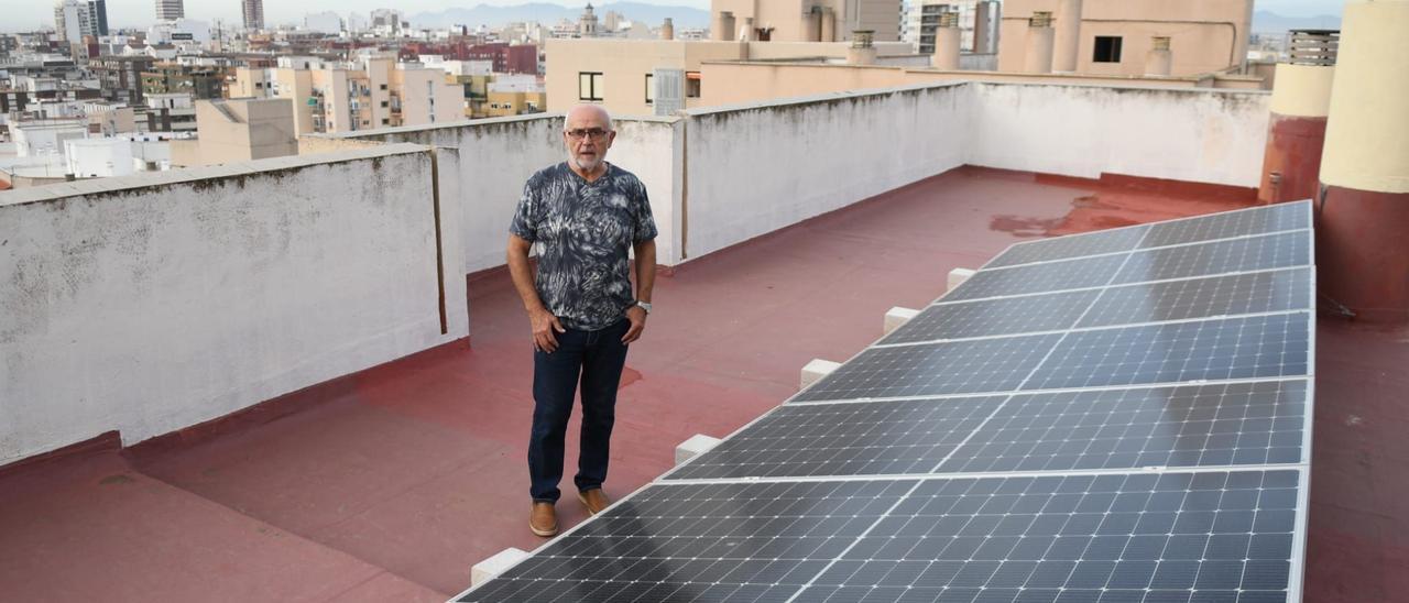 Un vecino de la urbanización Parque Lidón muestra la instalación fotovoltaica en la azotea del bloque en altura de 14 viviendas.