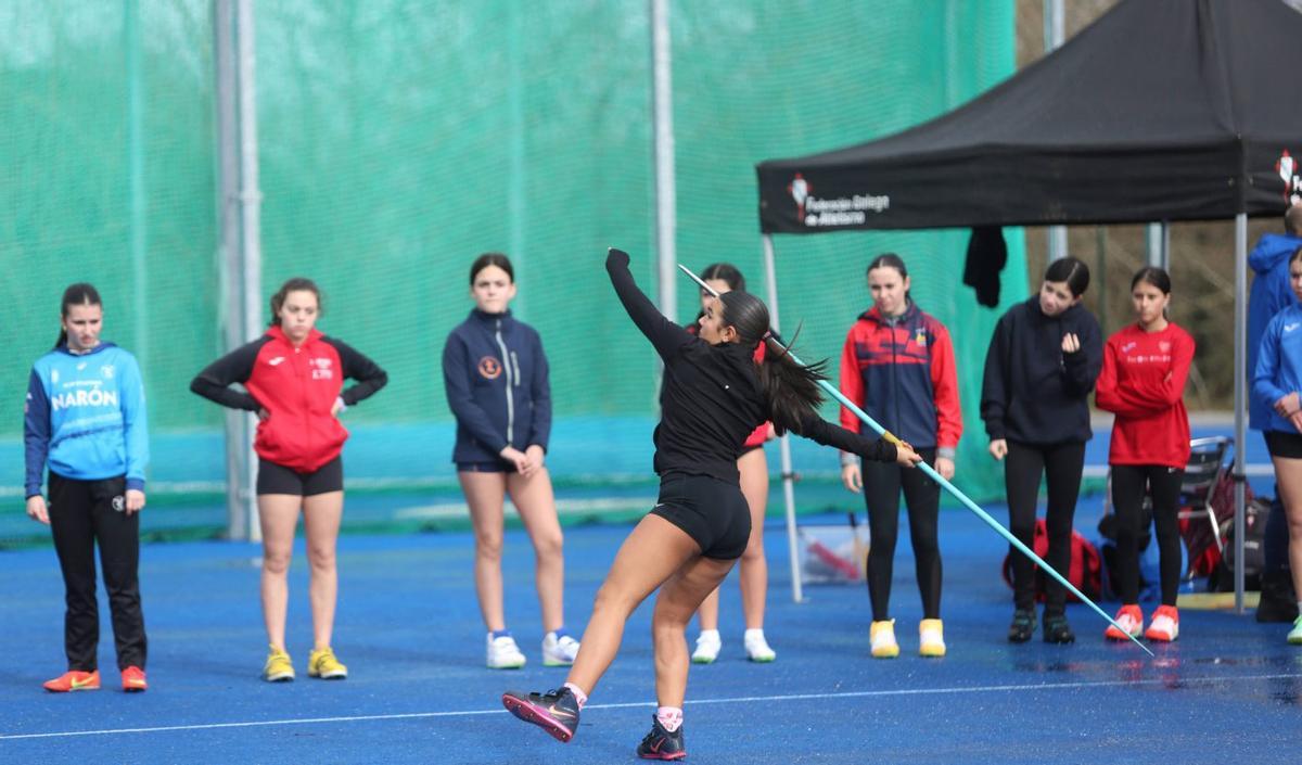Una de las participantes en la prueba de tiro con jabalina.  | BERNABÉ/ AMANDA CASTRO
