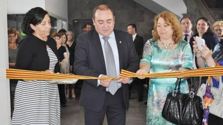 El alcalde, Vicente Pallarés, y la concejala Patricia Edo con los ganadores e inaugurando la exposición de las amas de casa.