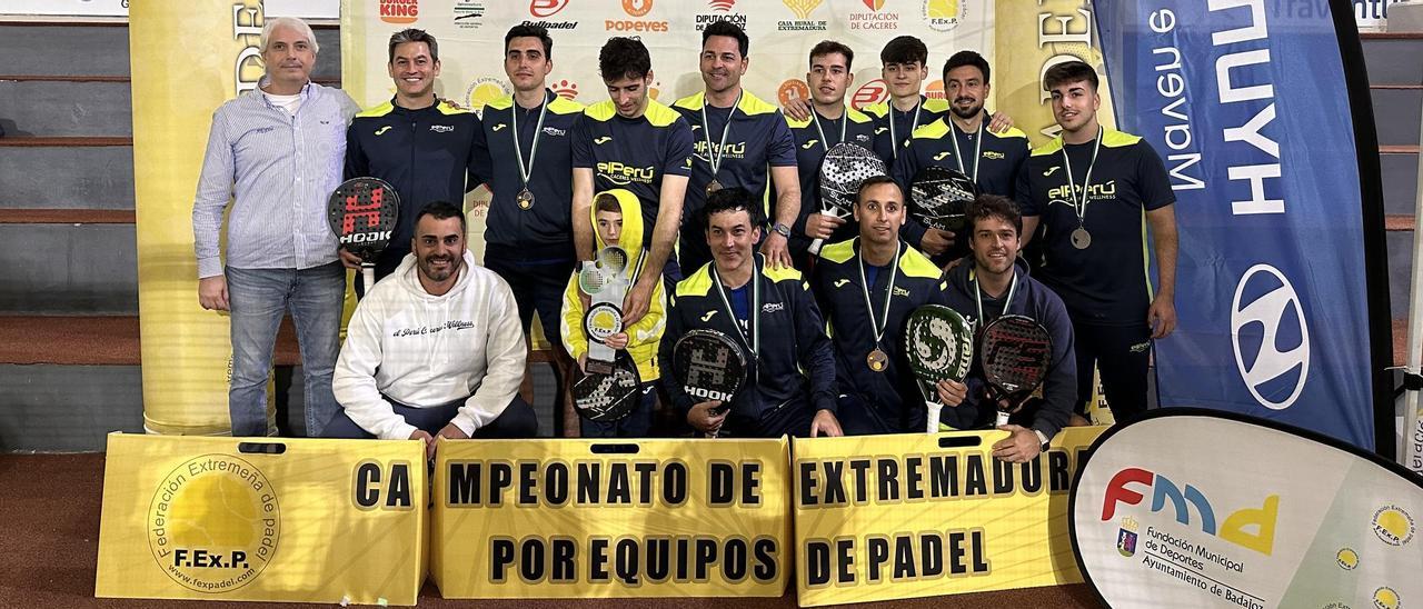 Equipo de El Perú Cáceres Wellness, que el domingo se proclamó campeón de Extremadura de pádel.