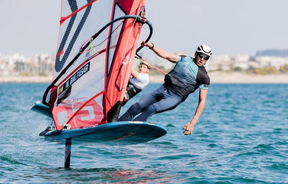 Beim 49er hängen beide Segler in den Seilen.  |