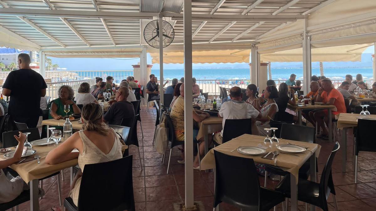 Terraza de un restaurante de Cullera en una imagen de archivo.