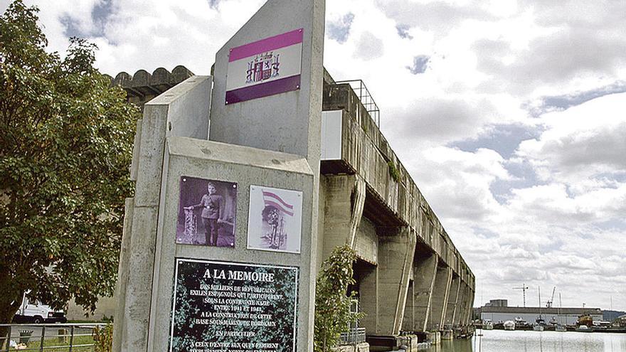 En primer término, el monumento que recuerda a los miles de republicanos exiliados españoles que construyeron la base de submarinos de Burdeos, al fondo de la imagen, entre 1941 y 1943.