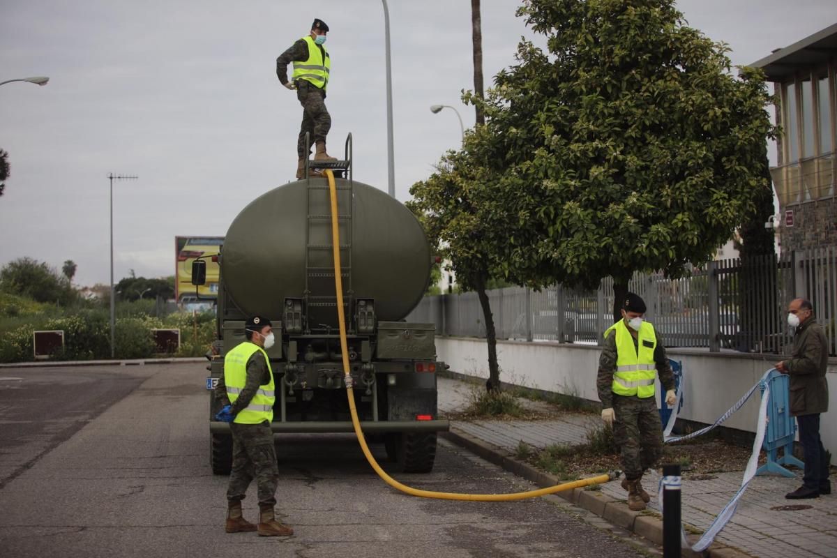 El Ejército reparte agua en las parcelaciones de Córdoba