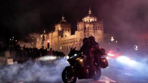 Los Pingüinos iluminan Valladolid con cientos de antorchas para recordar a los moteros fallecidos en 2025