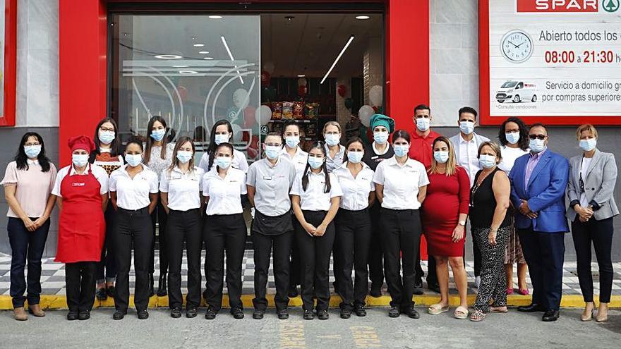 El equipo de Spar Zoco Negro en su reapertura.