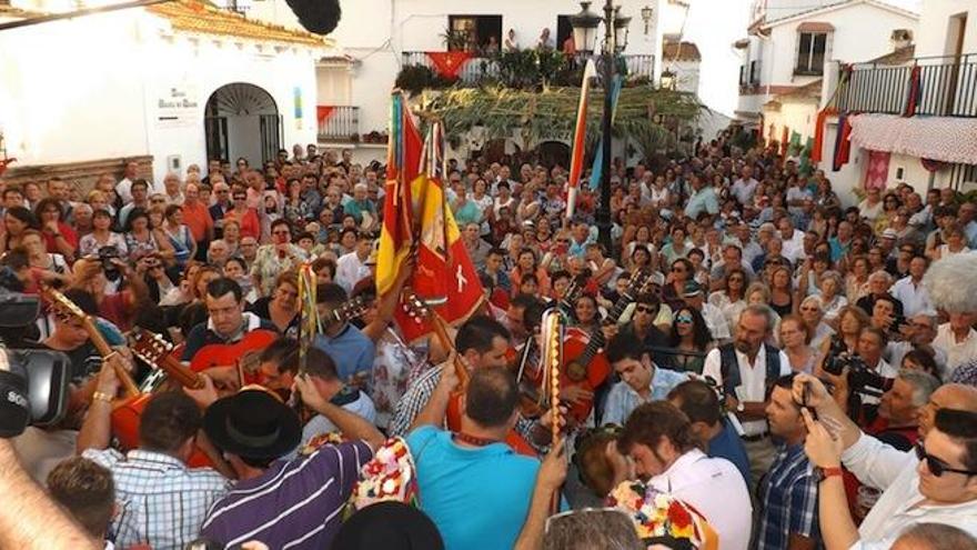 El gentío se concentró desde el mediodía en el corazón urbano de Benagalbón.