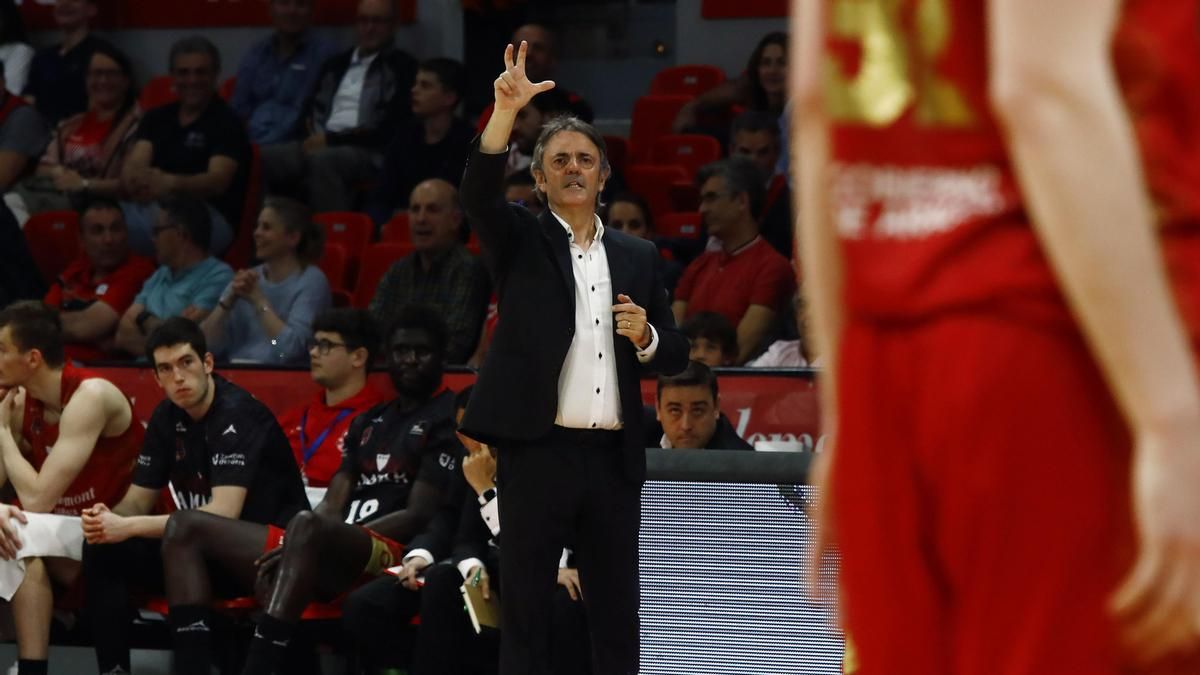 Porfirio Fisac gesticula durante un partido del Casdemont Zaragoza.