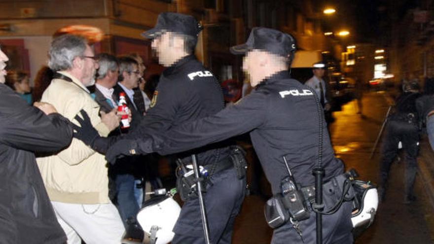 Varios funcionarios protestan por la detención de su compañero ayer en la puerta del Teatro Circo de Murcia