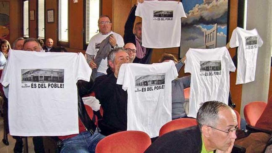 Un grupo de ´calvianers´ mostró ayer en el pleno camisetas con el lema ´Sa Societat és del poble´.