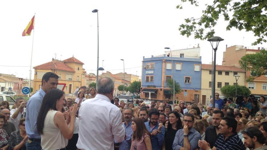 Pedro Sánchez a su llegada a Bullas