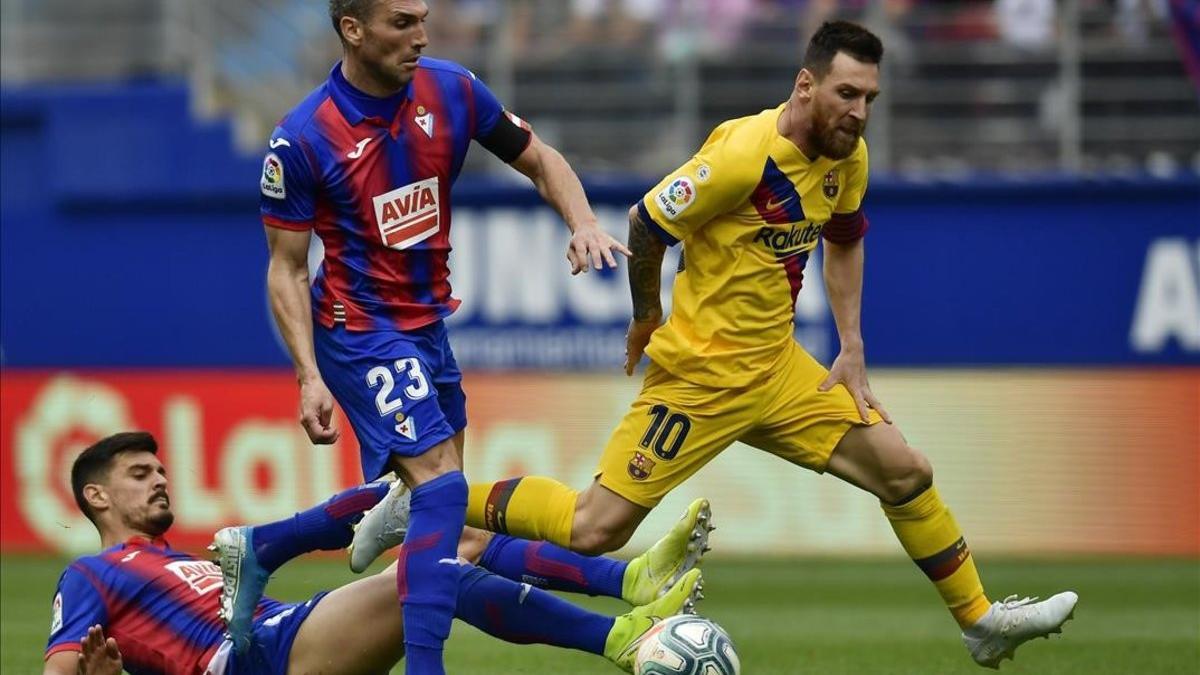 Messi desborda a dos jugadores del Eibar en el partido del sábado.