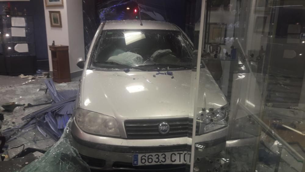 Un coche fuera de control se estrella contra una tienda en las Avenidas de Palma