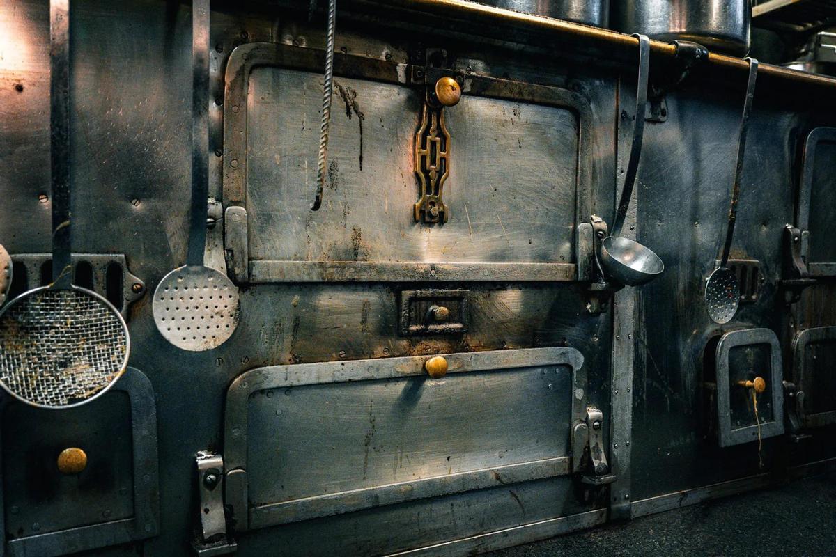 Las carnes son cocinadas con lentitud en el mismo horno de leña que funciona desde su fundación