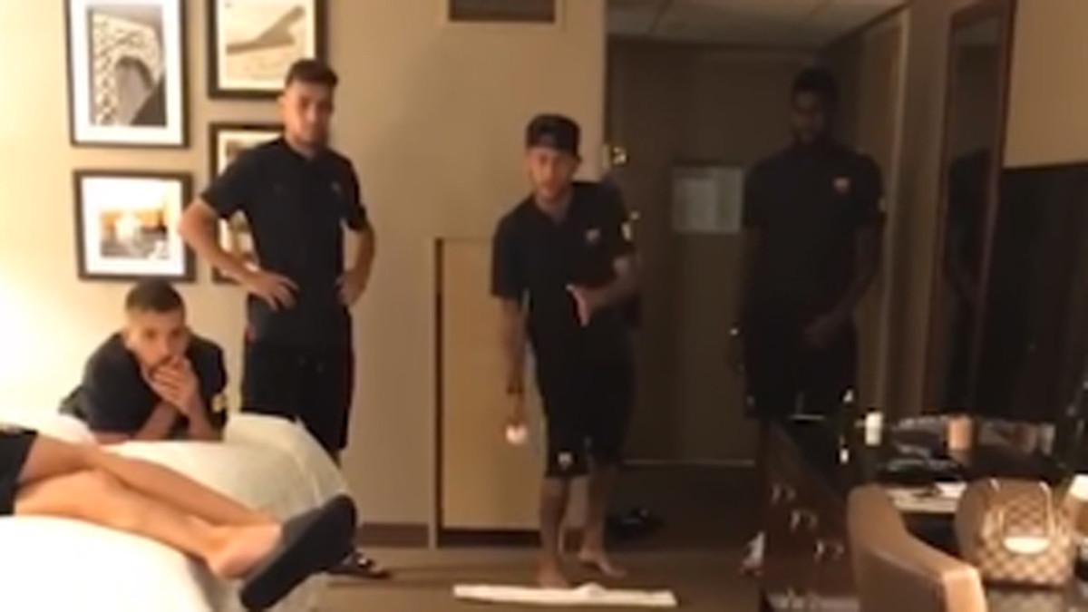 Neymar se distrae jugando con sus compañeros en la habitación del hotel