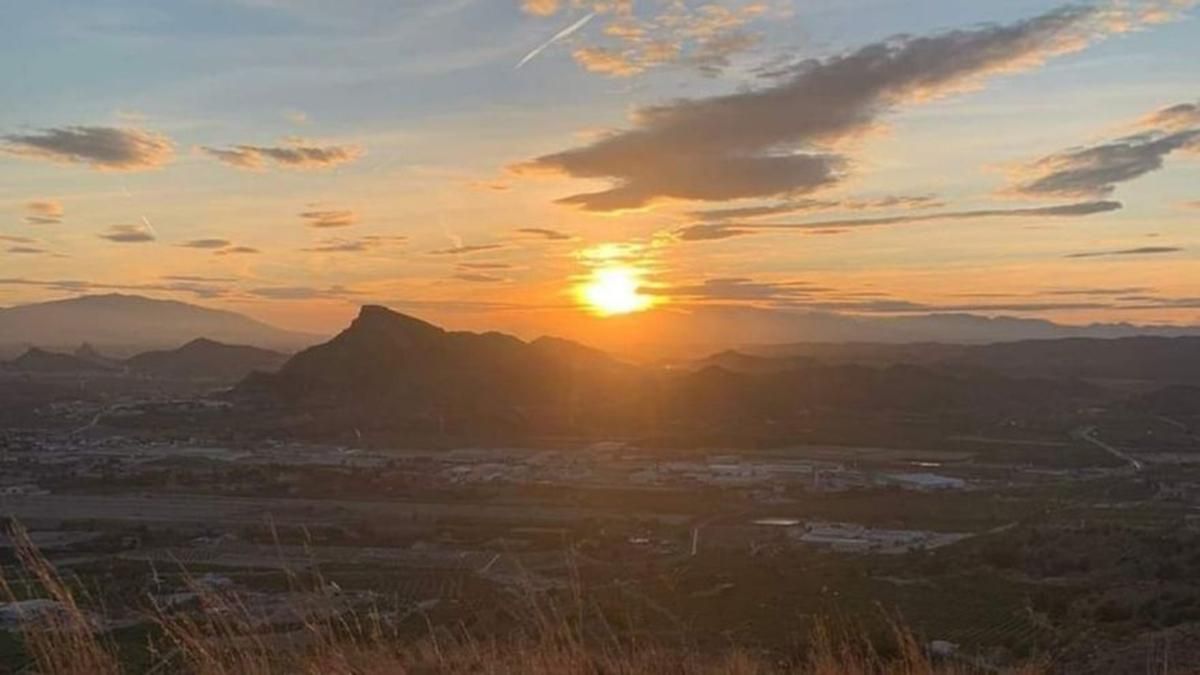 Aquí la huerta huele a huerta, y el cielo, gracias a su ubicación geográfica, con la Sierra de Orihuela como testigo preferente, tiene un color especial.