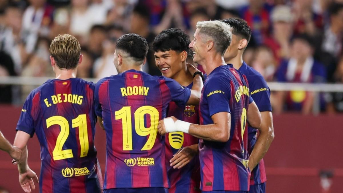 Dro celebra su gol con los compañeros del primer equipo