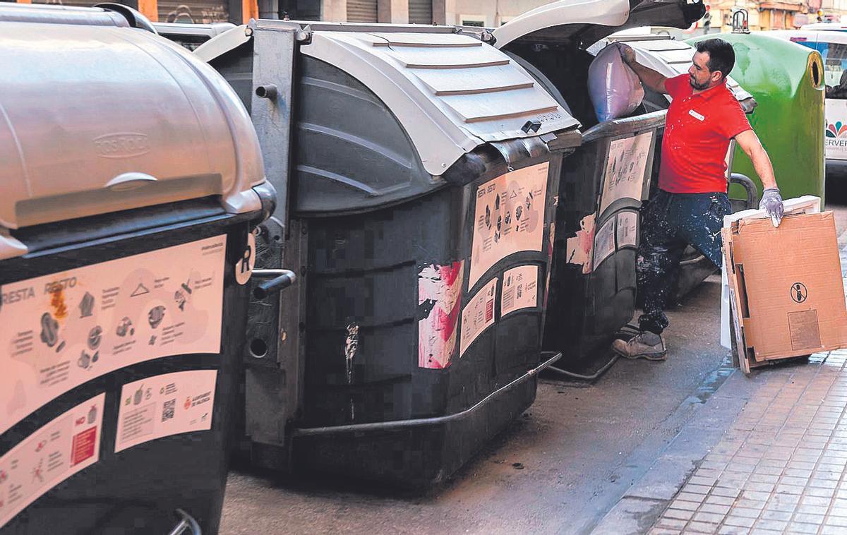 Suciedad en los contenedores de la calle Padre Viñas de Orriols