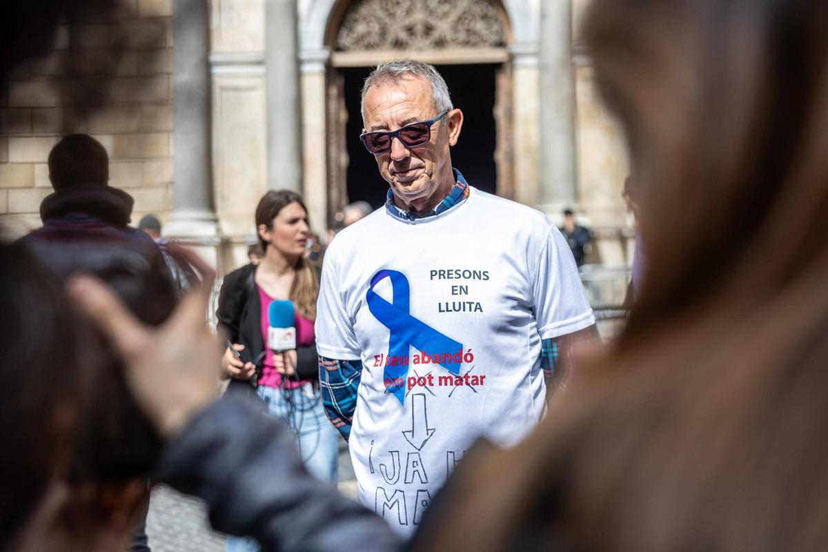 Los funcionarios de prisiones se manifiestan en la plaza de Sant Jaume