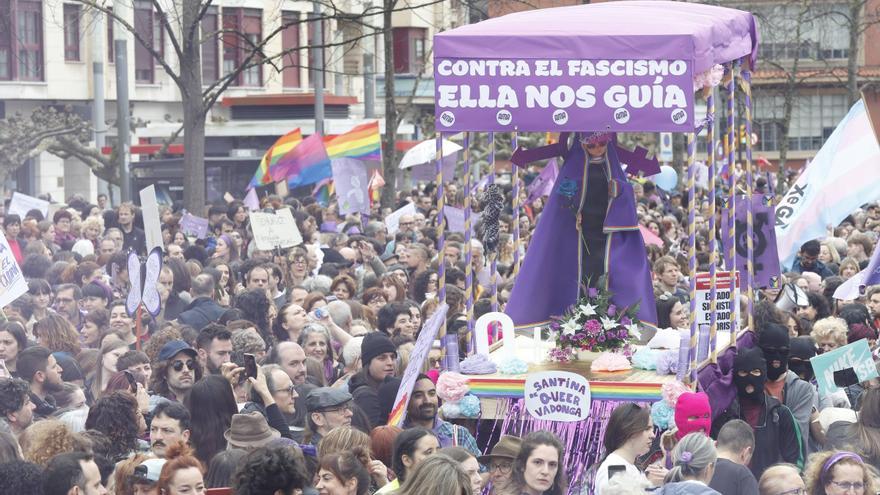 VÍDEO: La Hermandad de los Estudiantes de Oviedo denuncia la “Santina Queer” del 8M por delito de odio