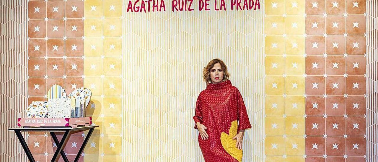 Agatha Ruiz de la Prada posa ante sus nuevas propuestas cerámicas.