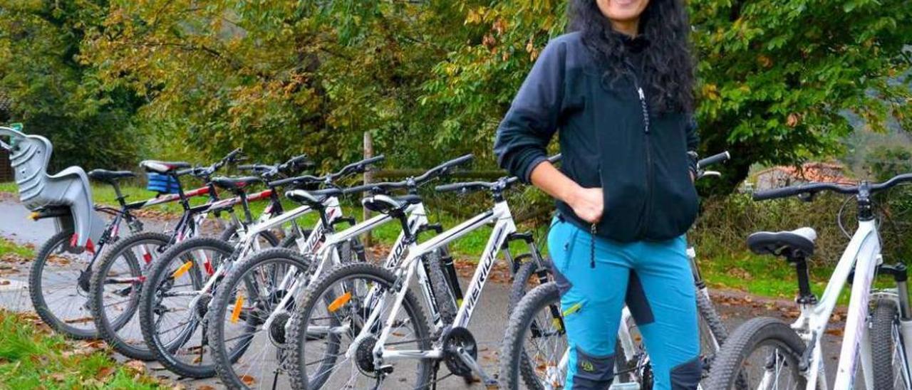 Azucena Roa Madrid, junto a algunas de las bicicletas de la empresa de turismo activo en la que trabaja.