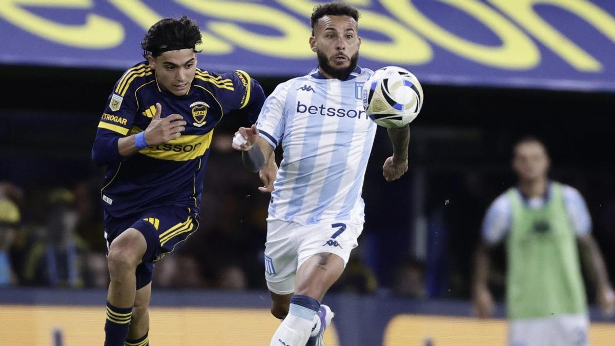 Zeballos disputa un balón durante un partido contra Racing. | EFE