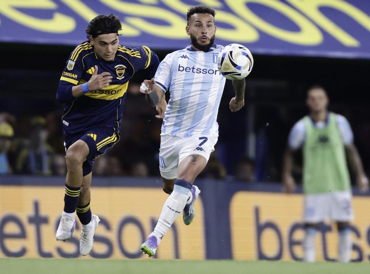 Zeballos disputa un balón durante un partido contra Racing. | EFE