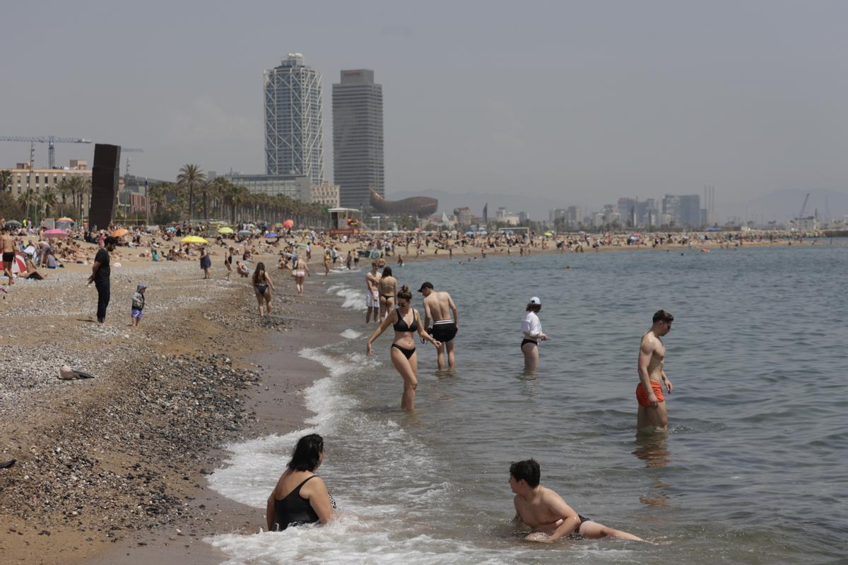 Vuelve el buen tiempo tras las lluvias: playas de la Barceloneta llenas de gente