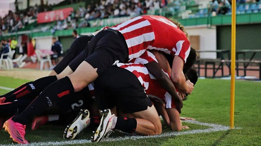 Los ‘cachorros’ del Athletic Club celebran uno de sus goles en la eliminatoria ante al Celta B. rfef