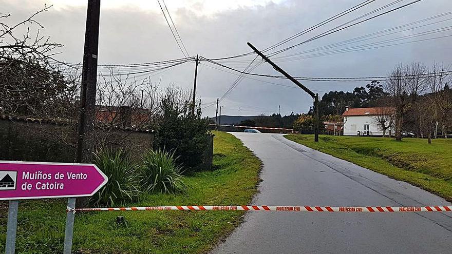 La carretera cortada en Catoira.