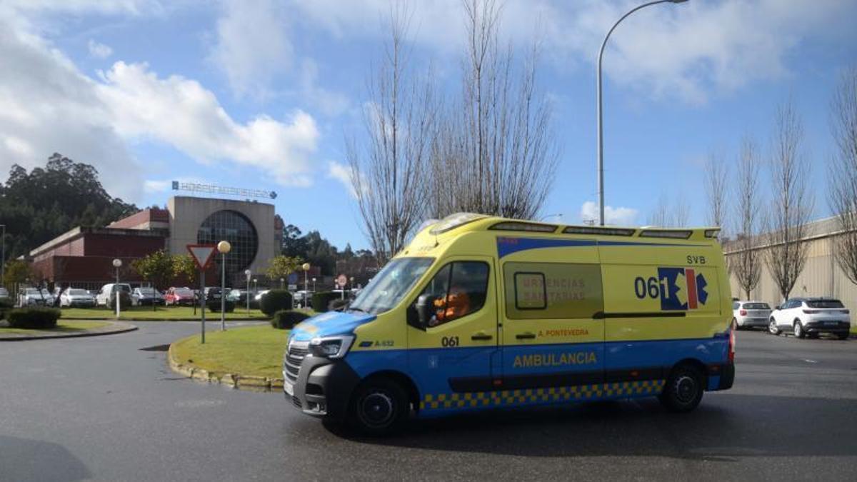 Una ambulancia a la entrada del Hospital de O Salnés.