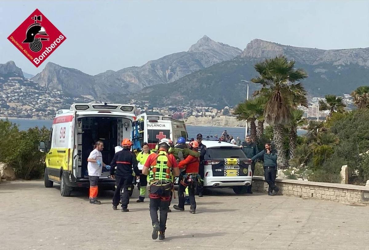 Los rescatadores llevan a la ambulancia al escalador herido.